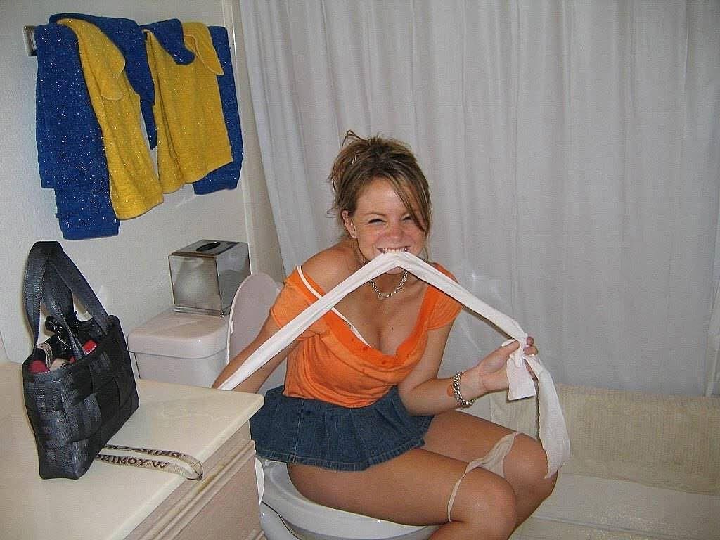 Profitez de plus de dames pisser dans les toilettes