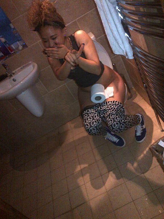 Profitez de plus de dames pisser dans les toilettes