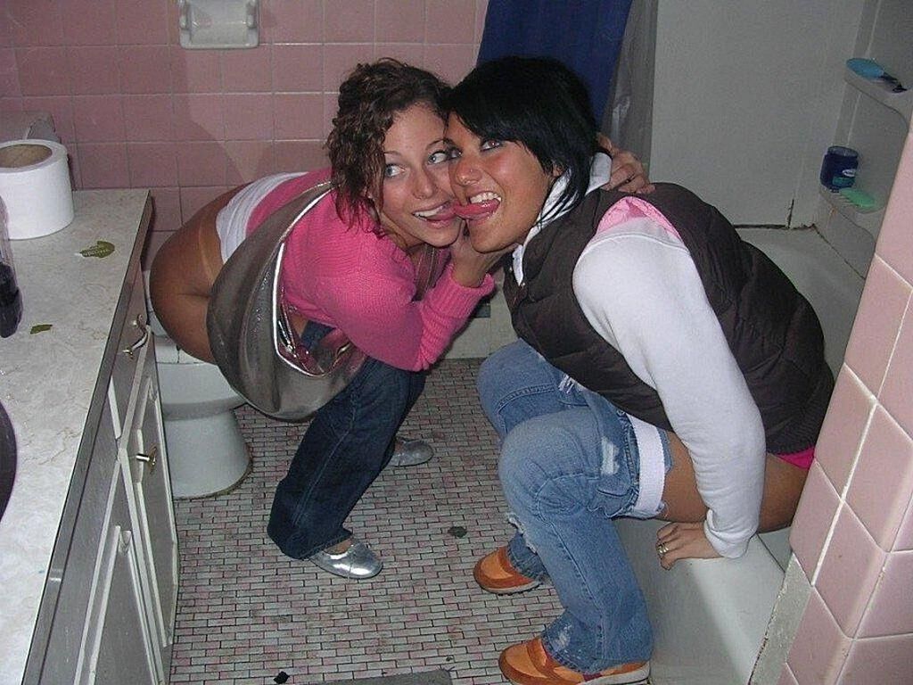 Profitez de plus de dames pisser dans les toilettes