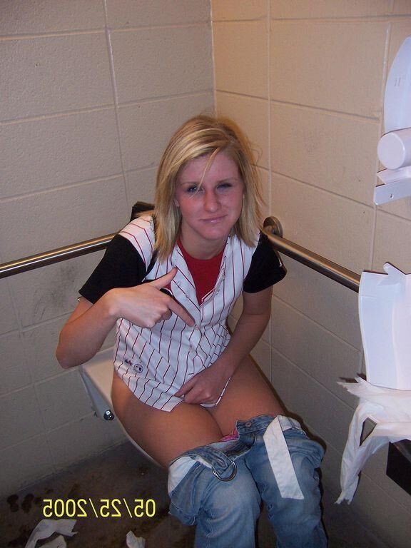 Profitez de plus de dames pisser dans les toilettes