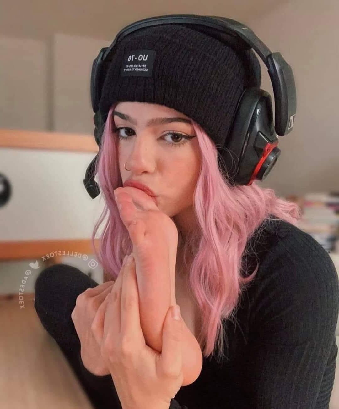 Sucking her feet