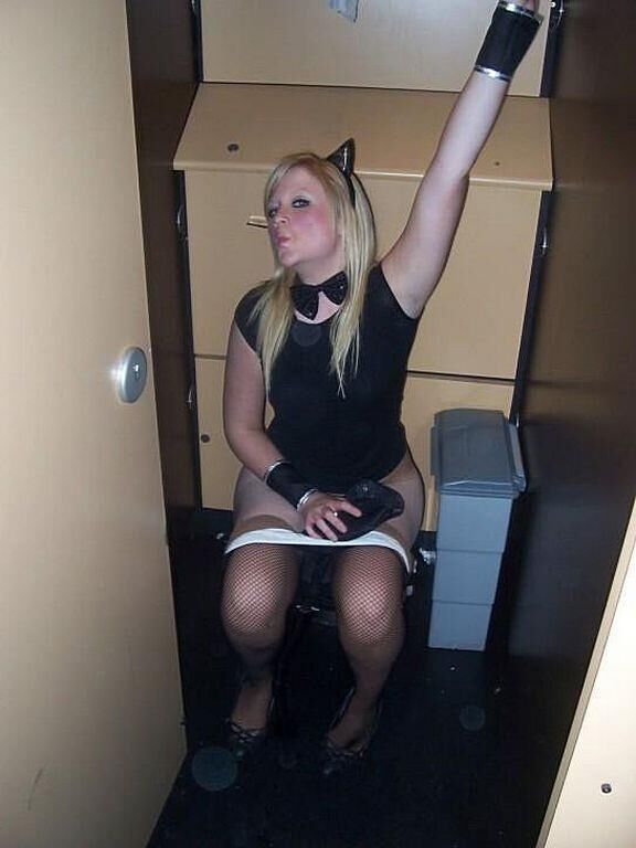 Profitez de plus de dames pisser dans les toilettes