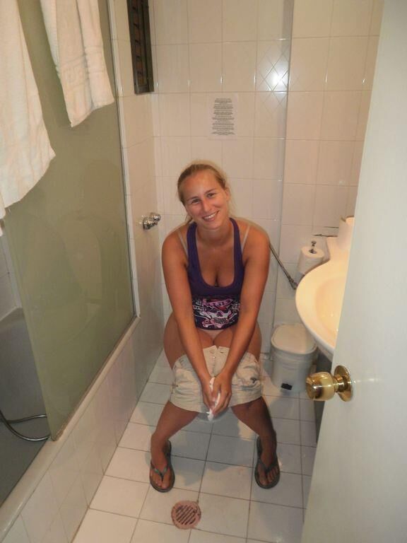 Profitez de plus de dames pisser dans les toilettes