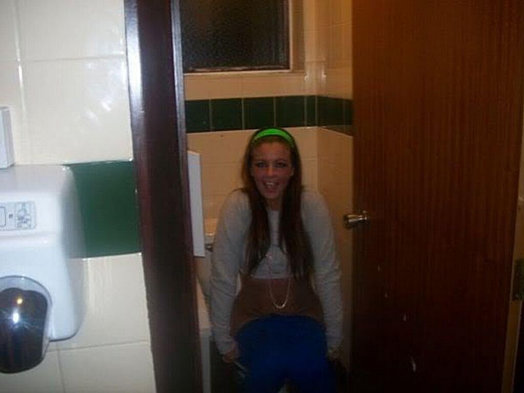 Profitez de plus de dames pisser dans les toilettes