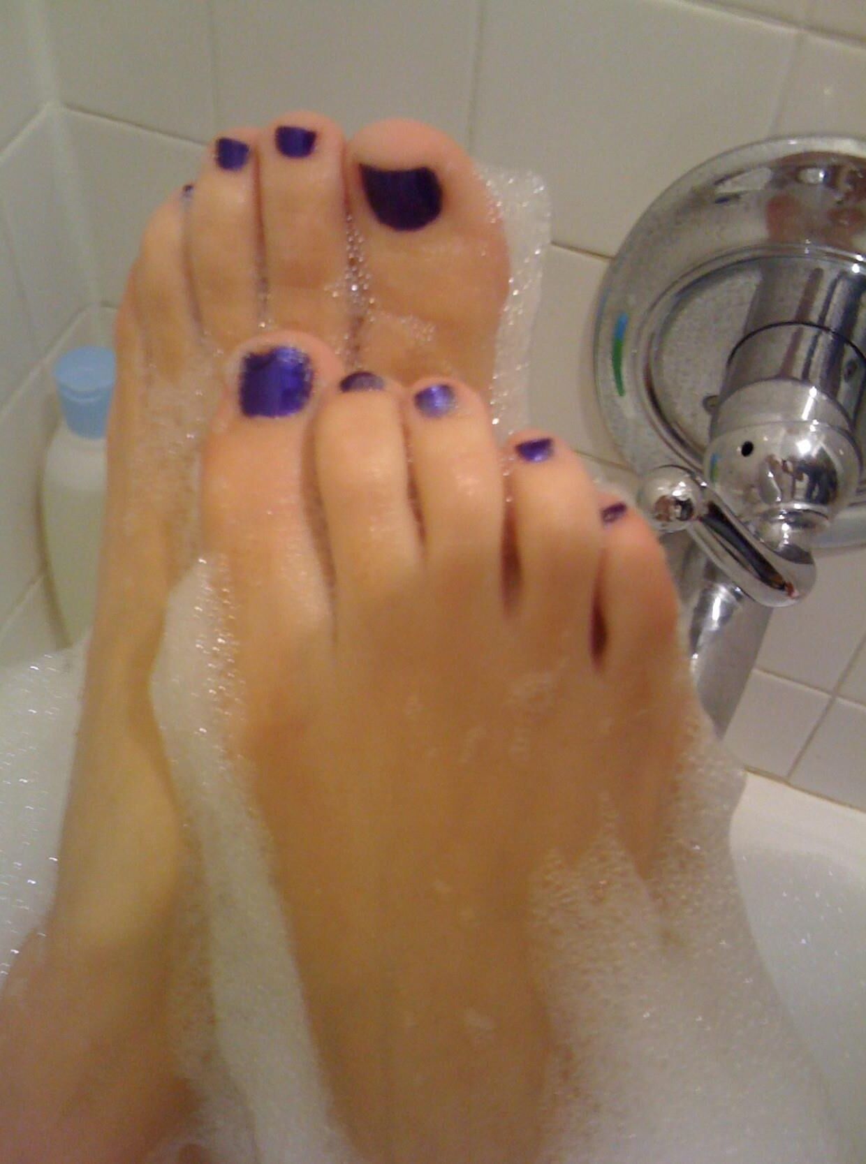 Shannons sexy blue toes and beautiful pussy