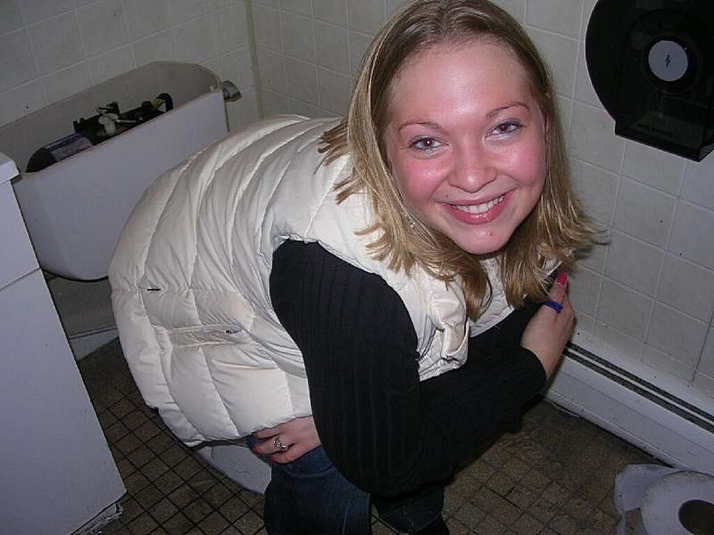 トイレで腹を立てているかわいい女の子