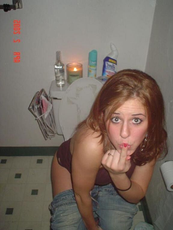 Senhoras urinando no banheiro