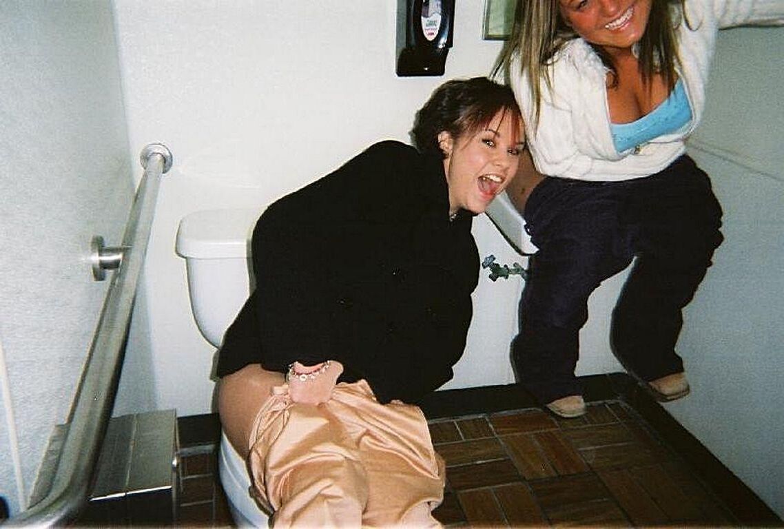 トイレで腹を立てているかわいい女の子