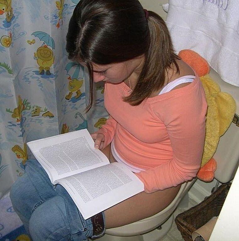 Adoro ter uma punheta enquanto mija no banheiro