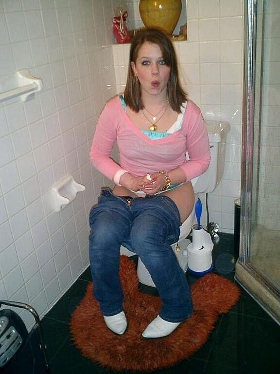 トイレで腹を立てているかわいい女の子