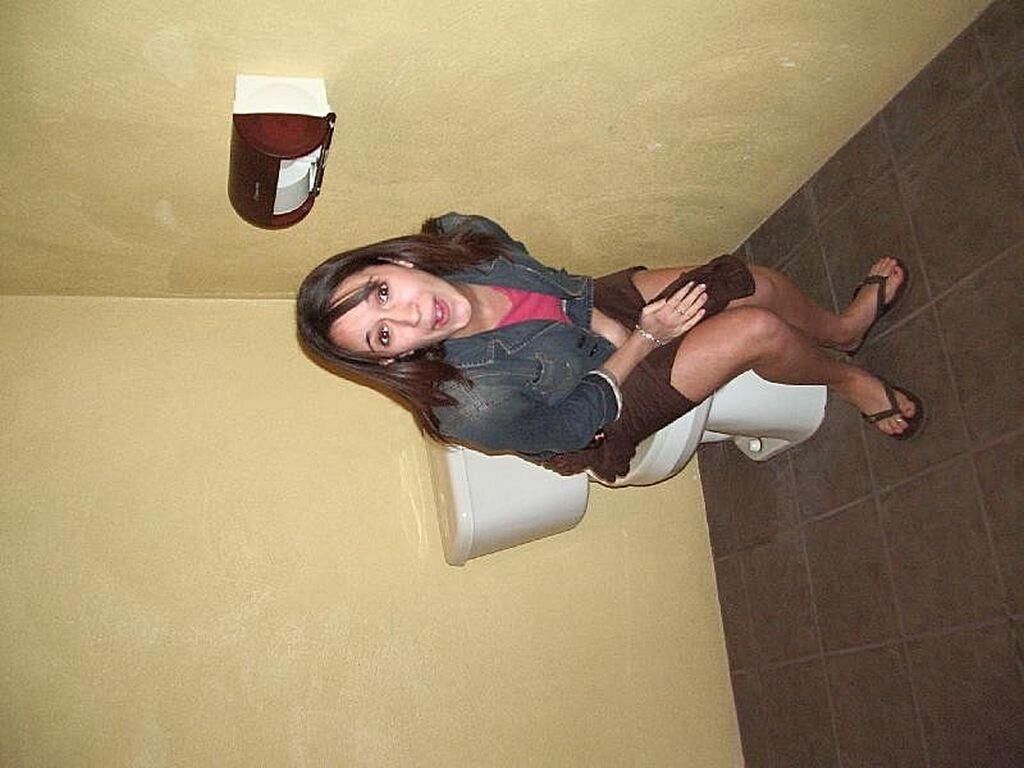 トイレでアクションを放尿する女性