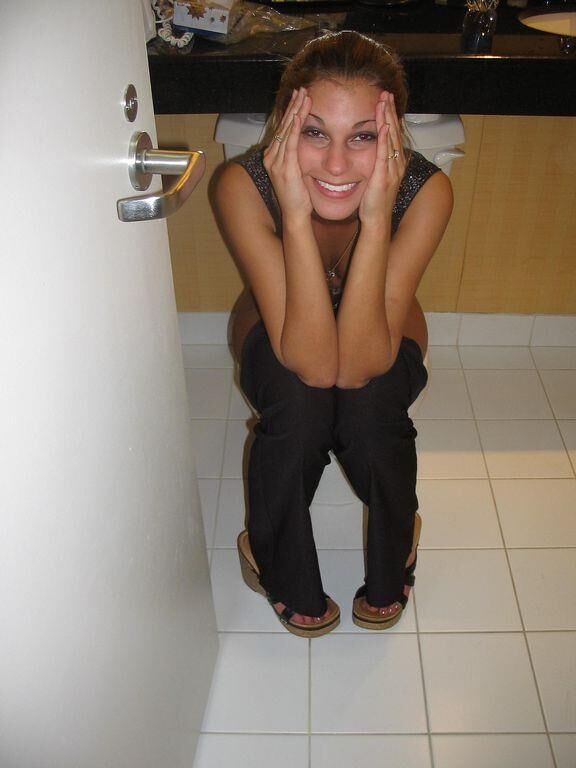 Senhoras urinando no banheiro