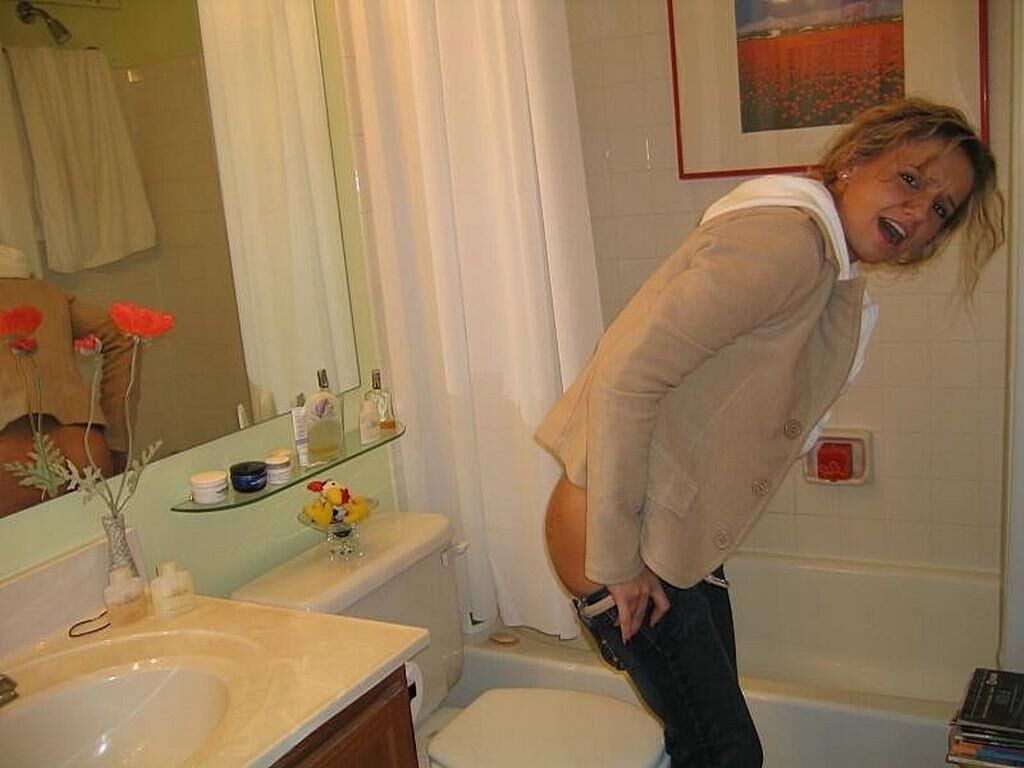 トイレで小便をしている女性を見てみましょう