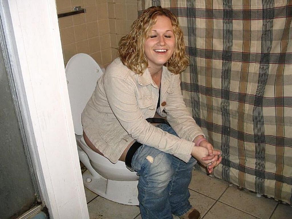 トイレで腹を立てているかわいい女の子