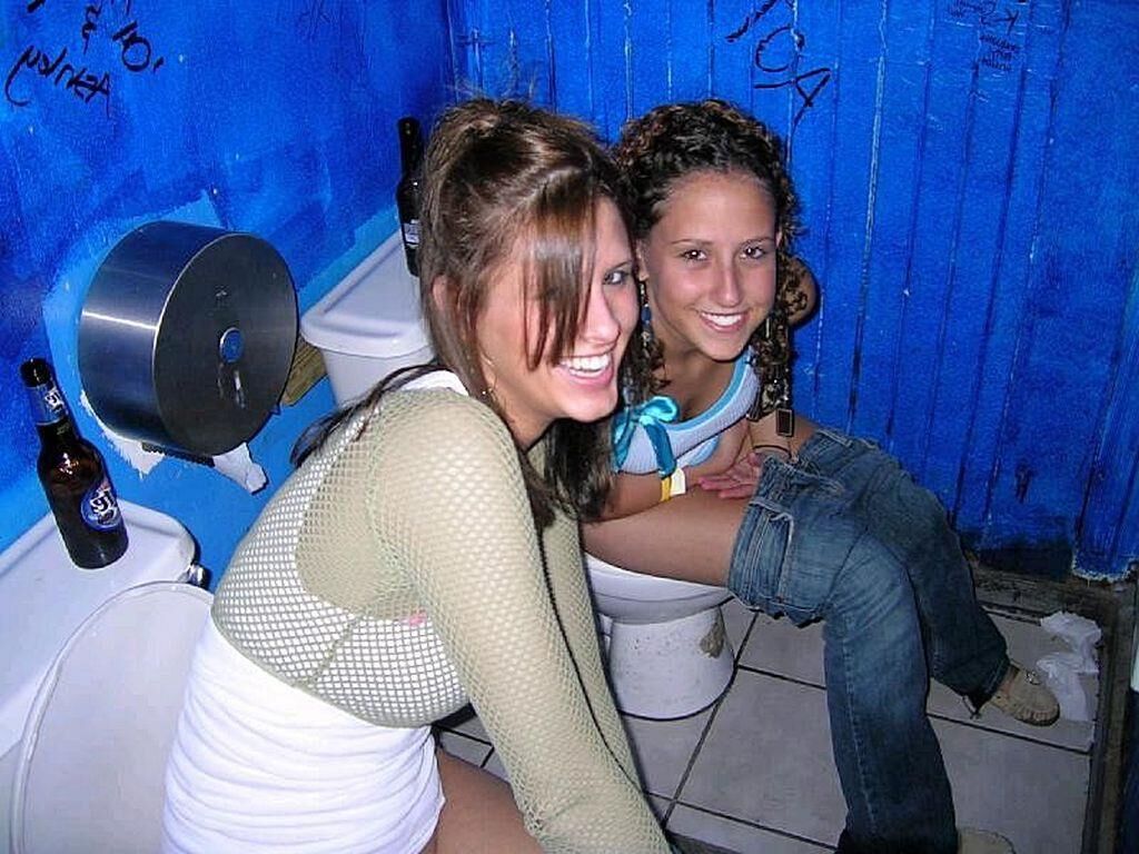 Senhoras urinando no banheiro