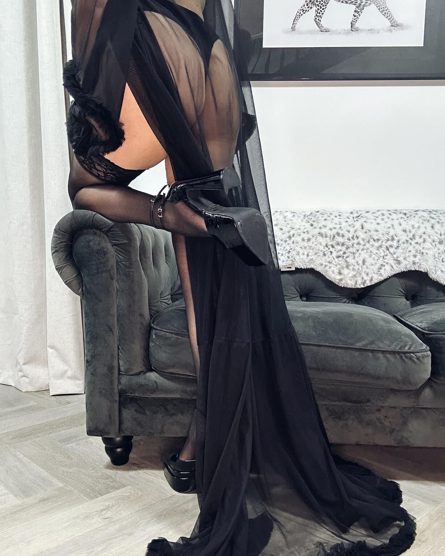 Veronica trägt Hold Ups