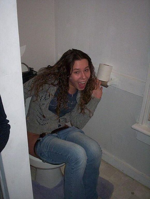 トイレでアクションを放尿する女性