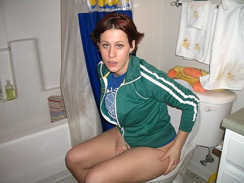 トイレでアクションを放尿する女性