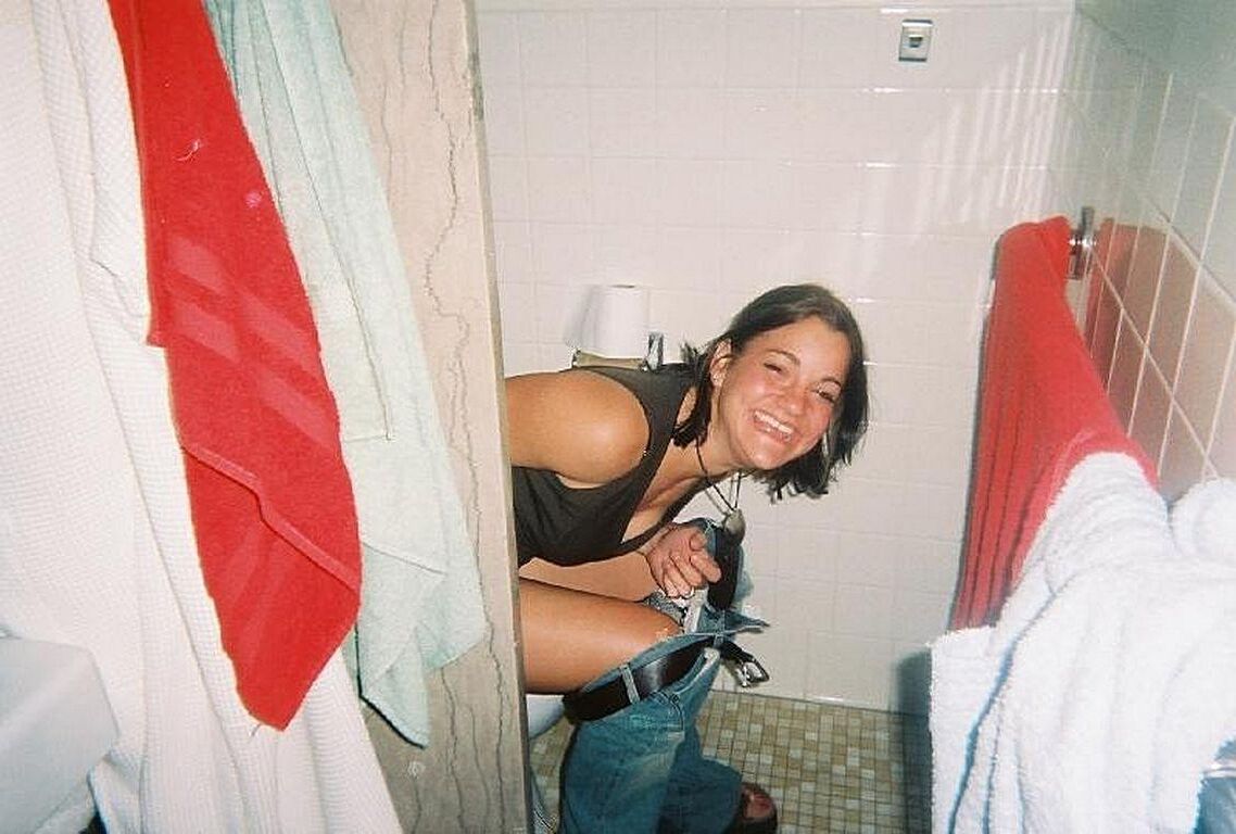 トイレで小便をしている女性を見てみましょう