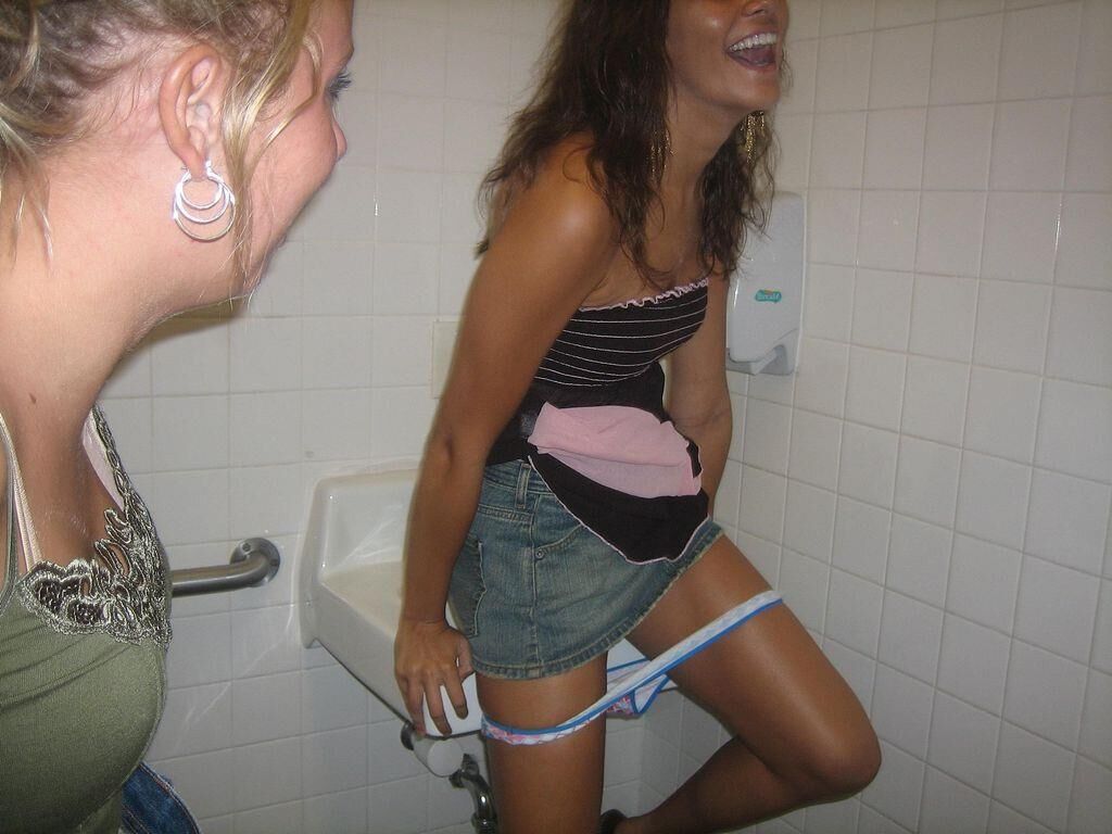 トイレで小便をしている女性を見てみましょう