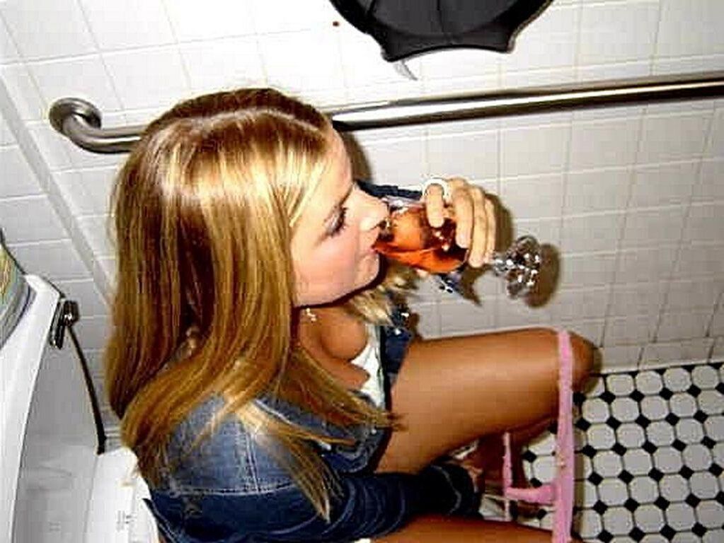 Adoro ter uma punheta enquanto mija no banheiro