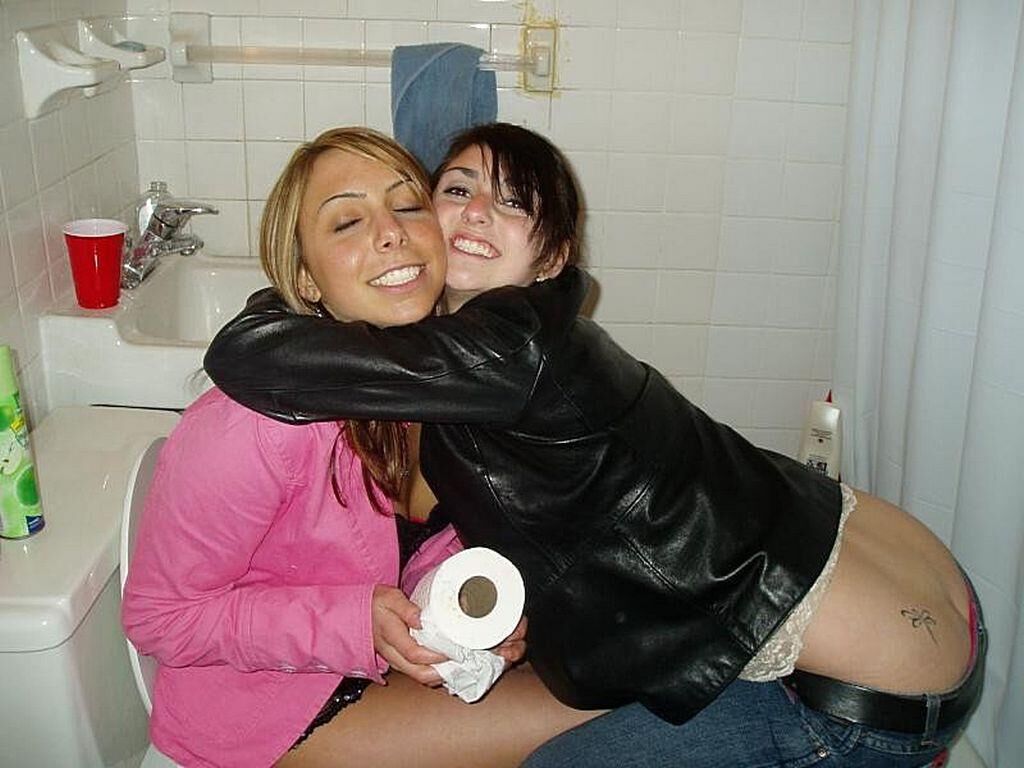 Senhoras urinando no banheiro