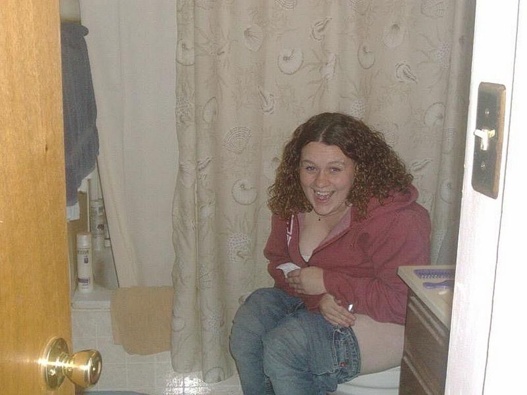トイレで小便をしている女性を見てみましょう