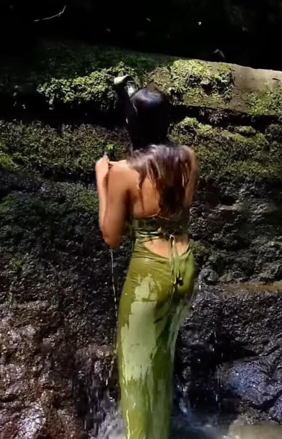 Vestido verde longo e molhado