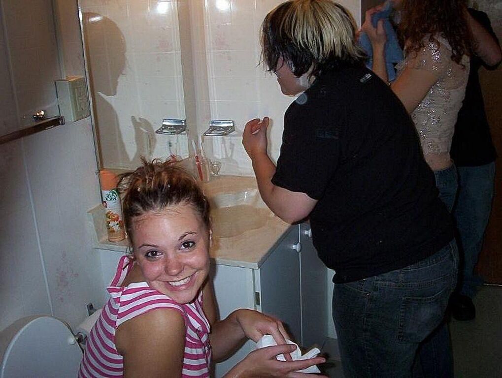 トイレでアクションを放尿する女性