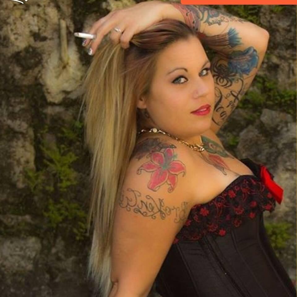 Aún más chicas fumadoras.