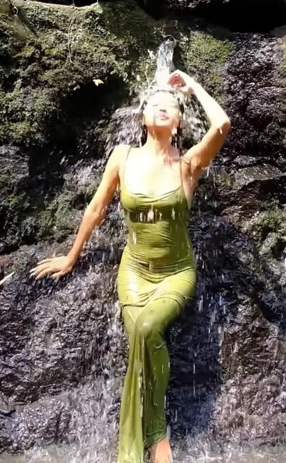 Vestido verde longo e molhado