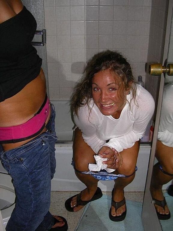 トイレで小便をしている女性を見てみましょう