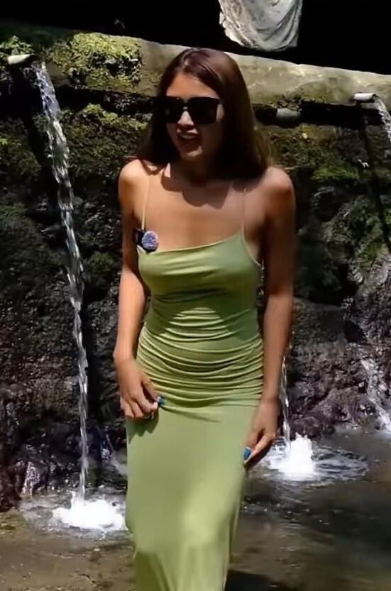 Vestido verde longo e molhado