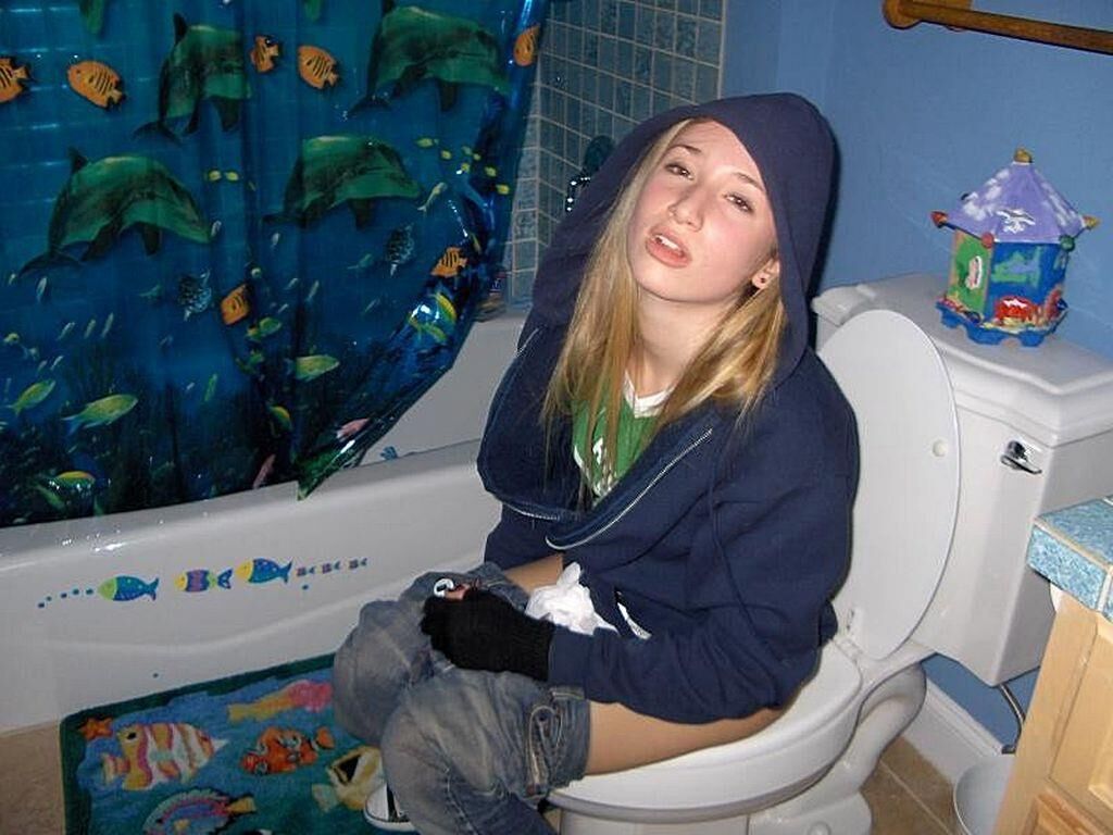 トイレで腹を立てているかわいい女の子
