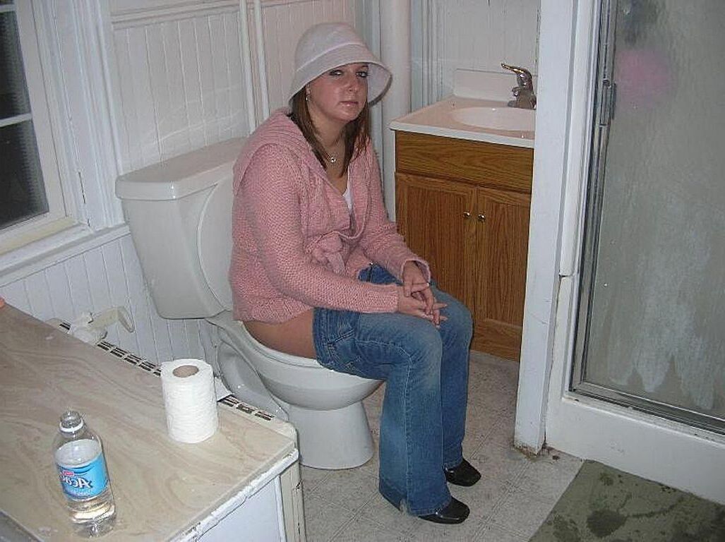 トイレでアクションを放尿する女性