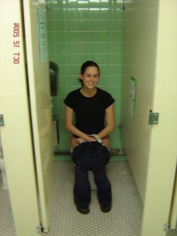 トイレで小便をしている女性を見てみましょう