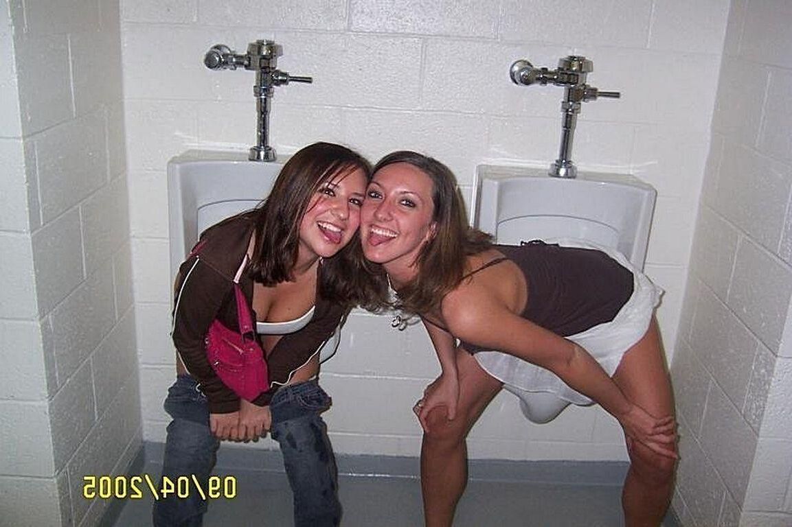 Senhoras urinando no banheiro