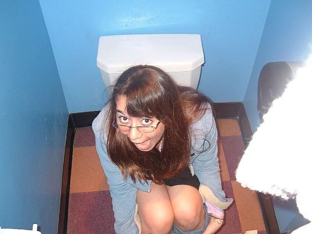 トイレで腹を立てているかわいい女の子