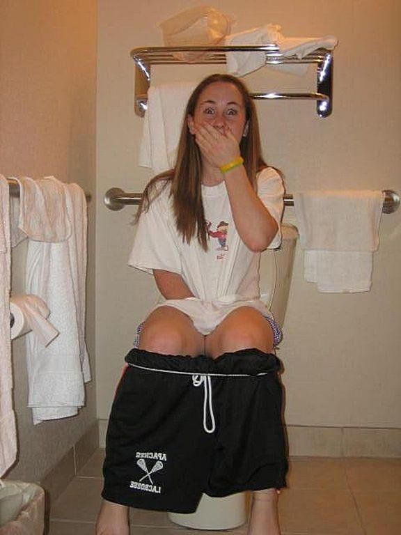 Senhoras urinando no banheiro