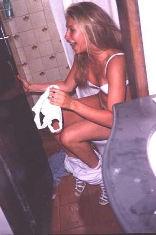 Adoro ter uma punheta enquanto mija no banheiro