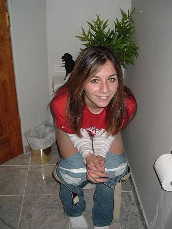 トイレで小便をしている女性を見てみましょう