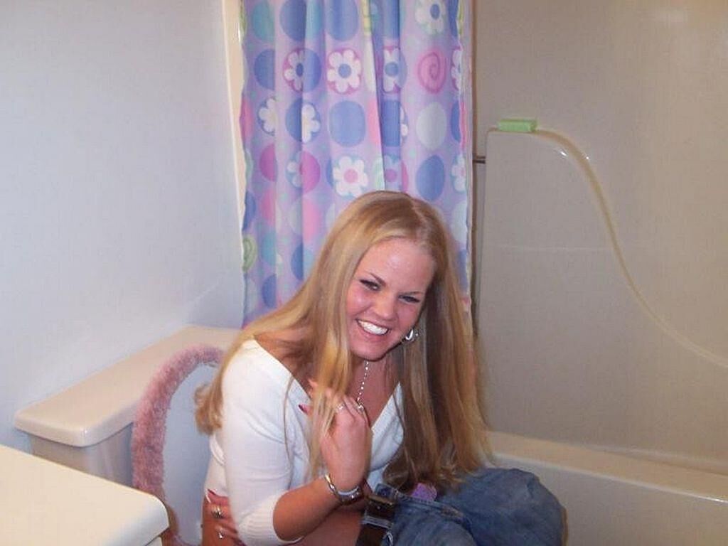 トイレで小便をしている女性を見てみましょう