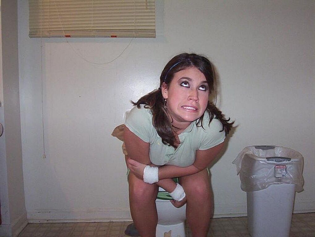 トイレで小便をしている女性を見てみましょう