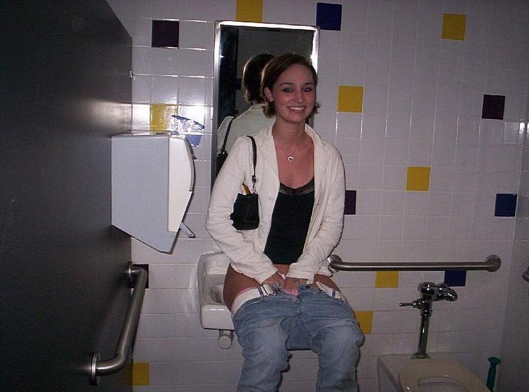 トイレでアクションを放尿する女性