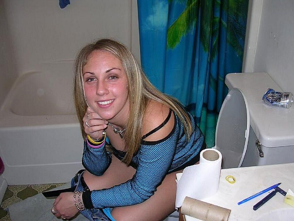 トイレで小便をしている女性を見てみましょう