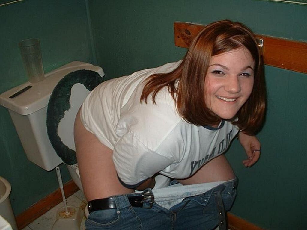Senhoras urinando no banheiro