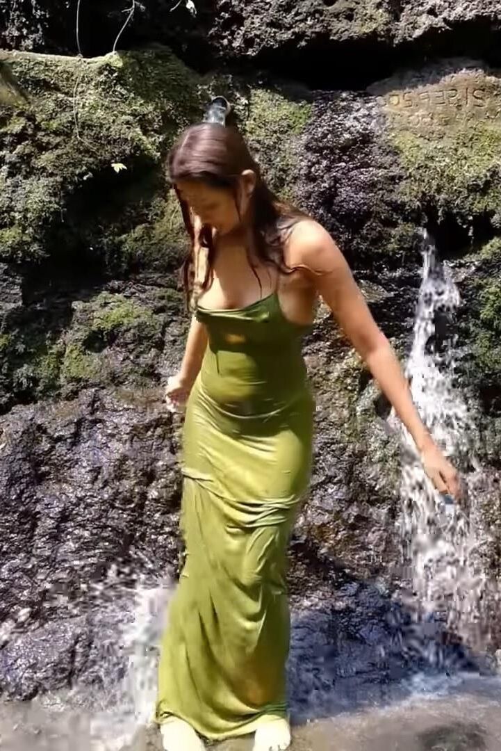 Vestido verde longo e molhado