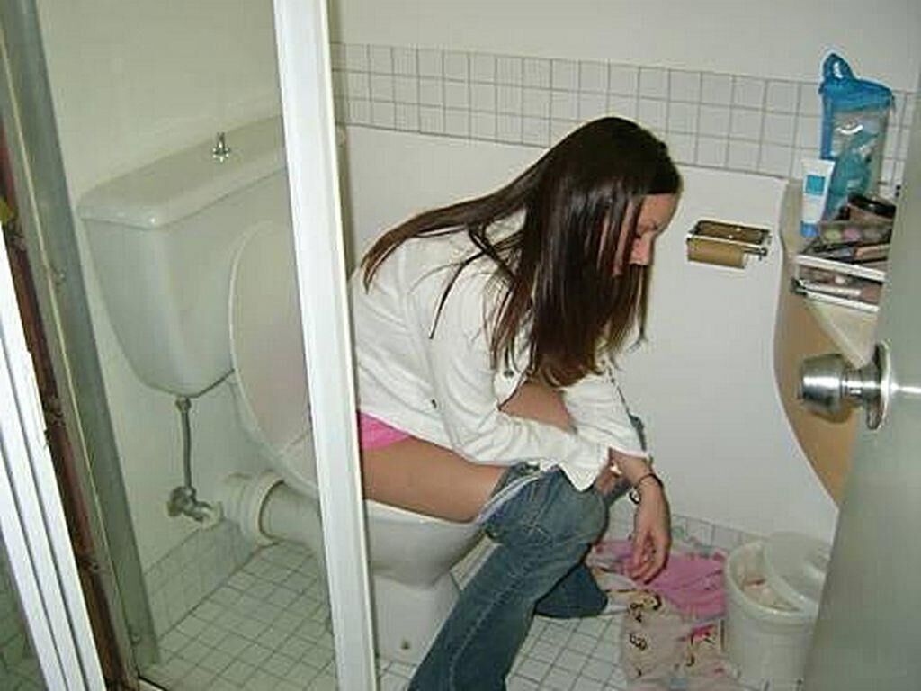 トイレで腹を立てているかわいい女の子