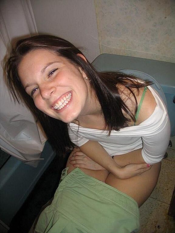Senhoras urinando no banheiro