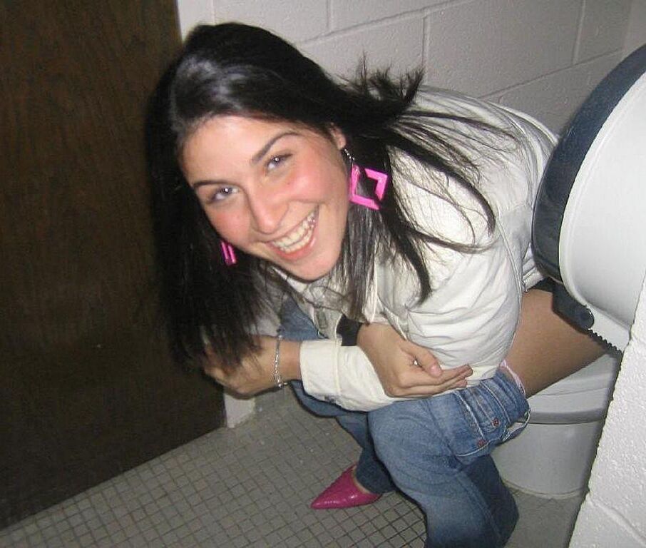 Senhoras urinando no banheiro